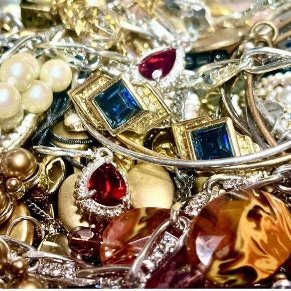 Huge 5 LB “POSH PERFECTLY” jewelry mystery box~ Gold & Silver jewelry - Picture 10 of 11